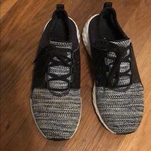 New balance tennis shoes